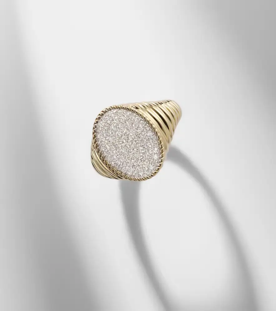 Yvonne Léon Yvonne Léon Chevalière Ovale 9kt gold ring with diamonds | Thumbnail 5 Yvonne Léon Yvonne Léon Chevalière Ovale 9kt gold ring with diamonds | Thumbnail 5
