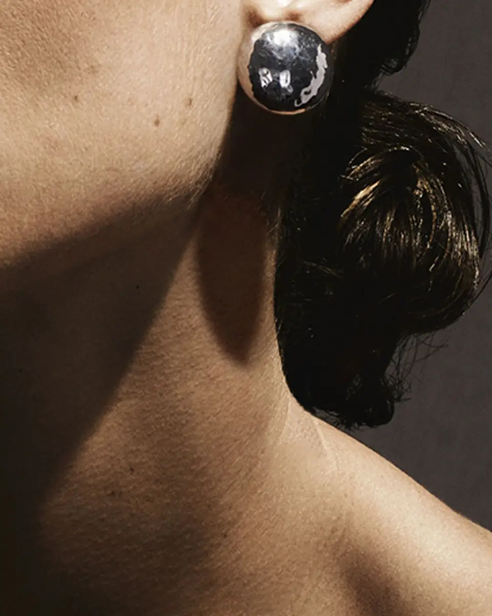 Ippolita Hammered Button Stud Clip Earrings in Sterling Silver | Thumbnail 2