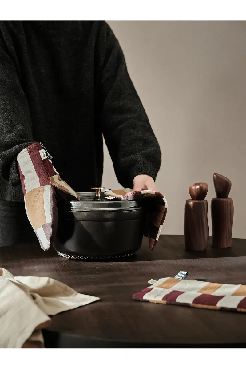 FERM LIVING Section Oven Mitt | Thumbnail 3