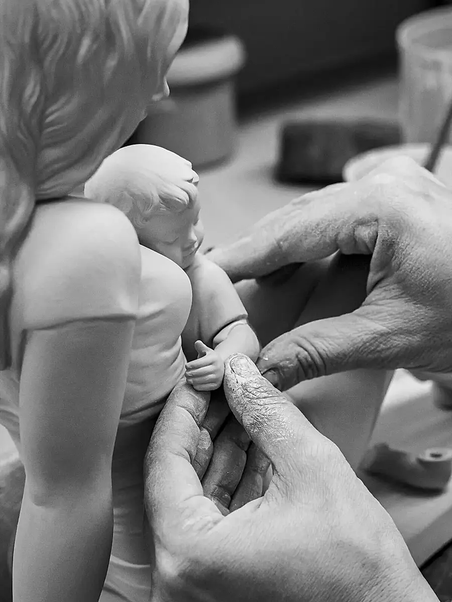 Lladro A Mother's Love Porcelain Sculpture | Thumbnail 7 Lladro A Mother's Love Porcelain Sculpture | Thumbnail 7