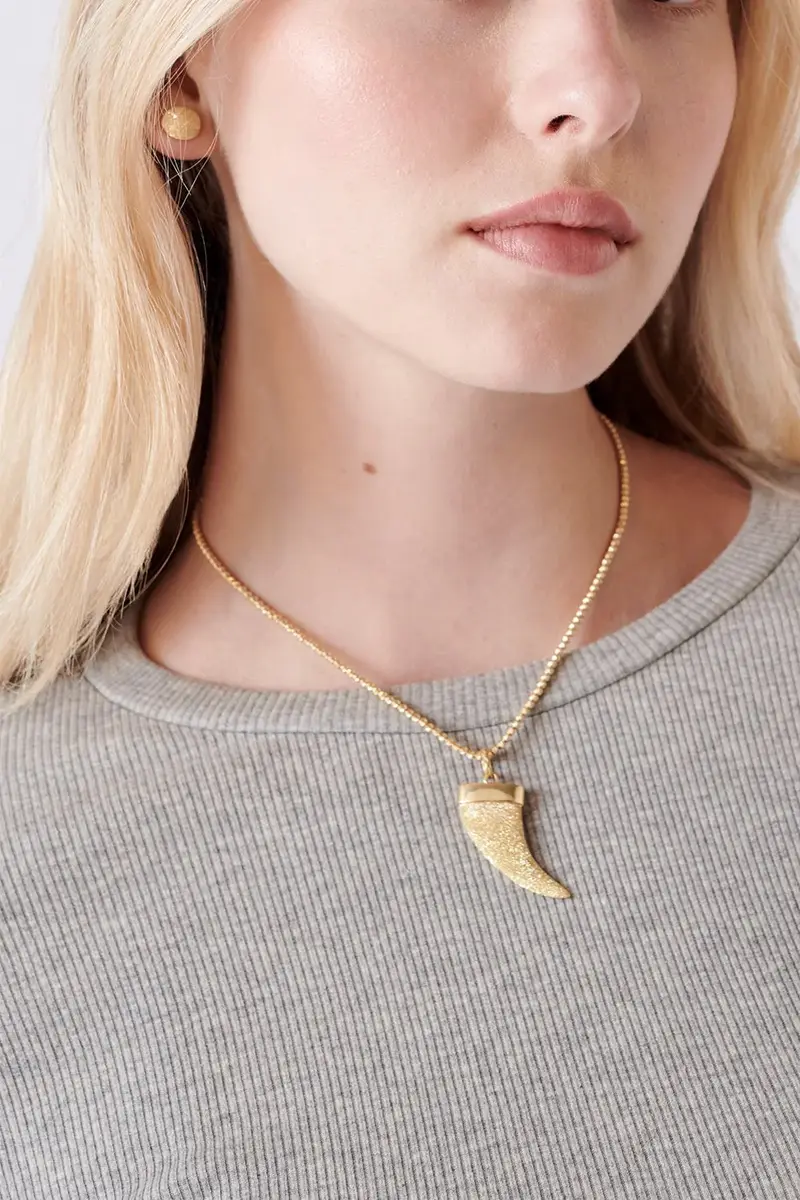 Carolina Bucci Florentine Finish Corno Pendant | Thumbnail 4 Carolina Bucci Florentine Finish Corno Pendant | Thumbnail 4