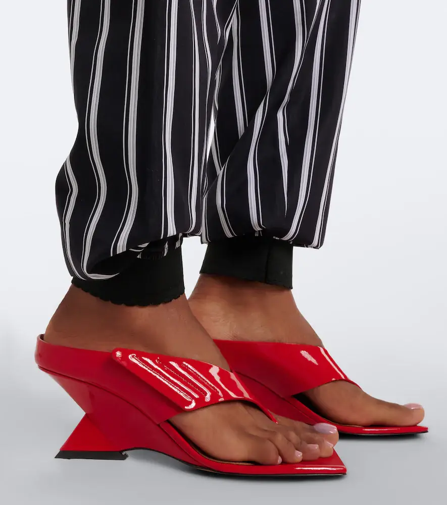 The Attico Cheope patent leather thong sandals | Thumbnail 6
