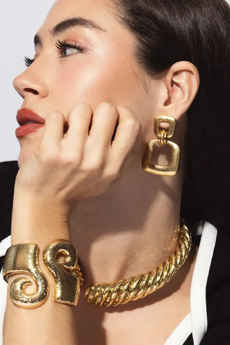 DAVID WEBB Hammered Retro Hoop Earrings | Thumbnail 2