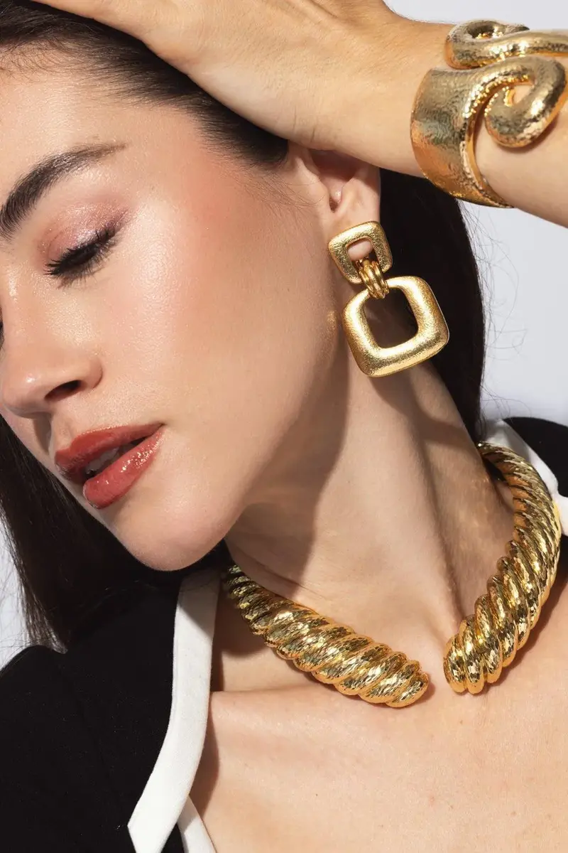 DAVID WEBB Hammered Retro Hoop Earrings | Thumbnail 4
