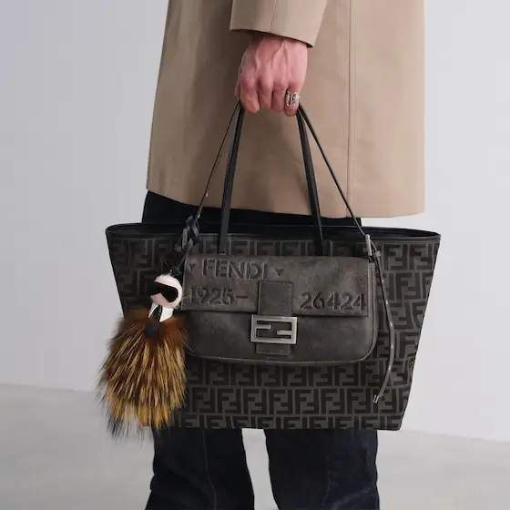 Fendi Medium shopping bag, created in 1997 together with | Thumbnail 6 Fendi Medium shopping bag, created in 1997 together with | Thumbnail 6