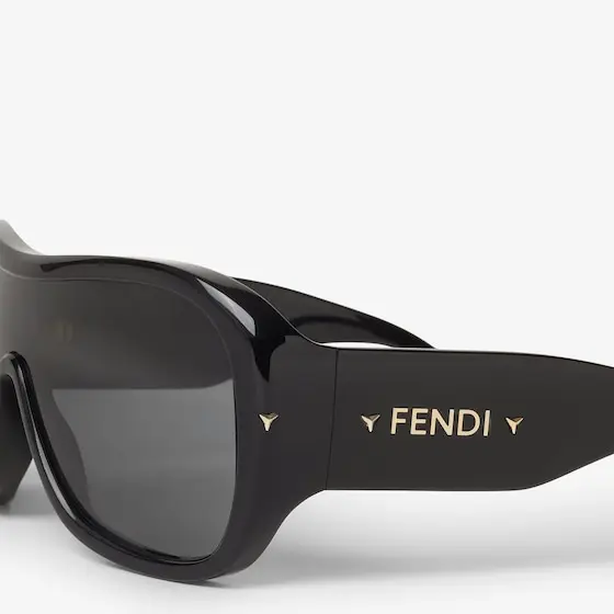 Fendi Graphic volumes and sculptural lines bring star status | Thumbnail 3