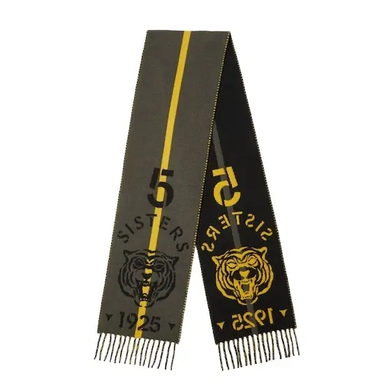 Double-sided long scarf with a jacquard weave that creates