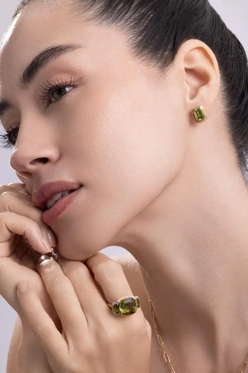 GOSHWARA Peridot Bezel Manhattan Stud Earrings | Thumbnail 3