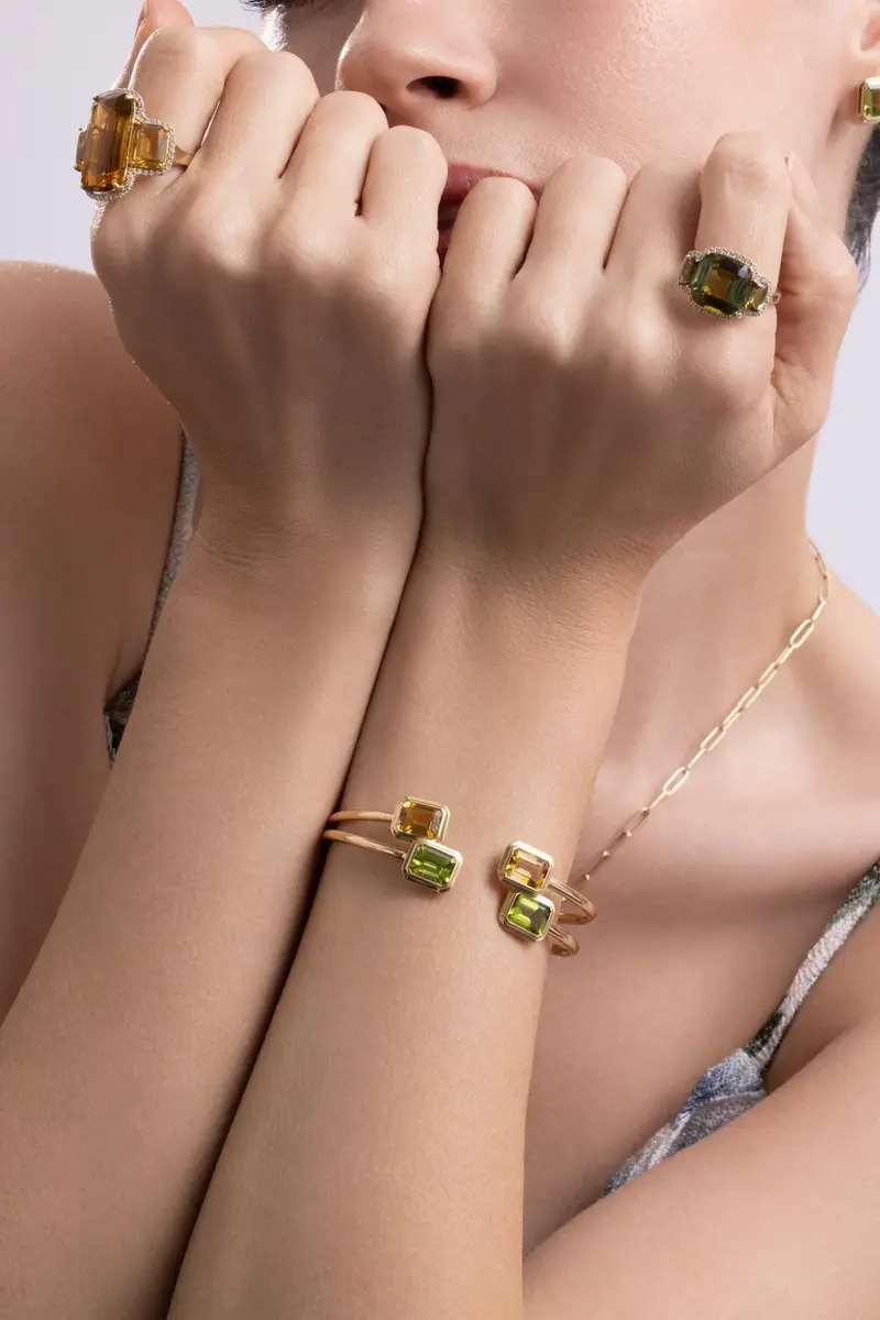 GOSHWARA Peridot Round Flexible Manhattan Bangle Bracelet | Thumbnail 3