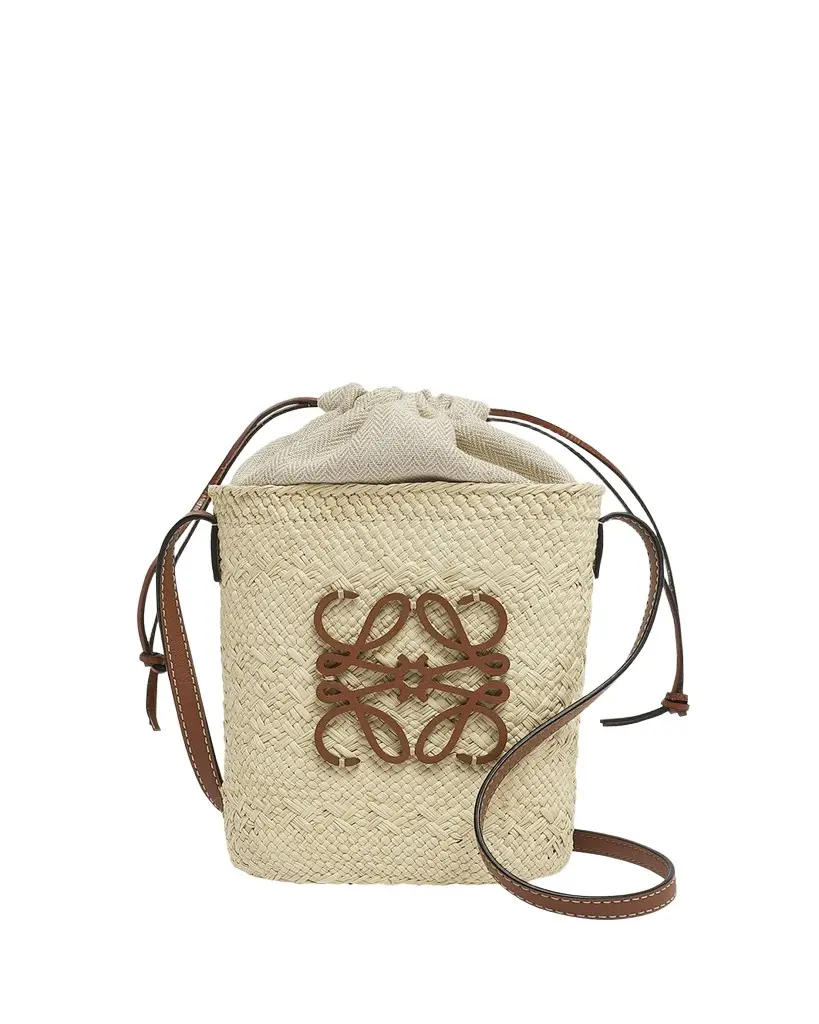 LOEWE x Paula's Ibiza Anagram Pocket Crossbody Bag in Iraca Palm | Image 1 LOEWE x Paula's Ibiza Anagram Pocket Crossbody Bag in Iraca Palm | Image 1