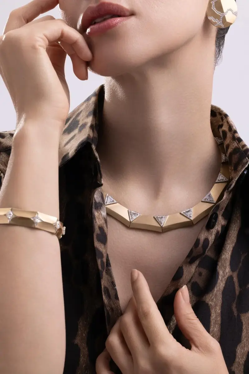 ARUNASHI Diamond Triangle Enigma Necklace | Thumbnail 2