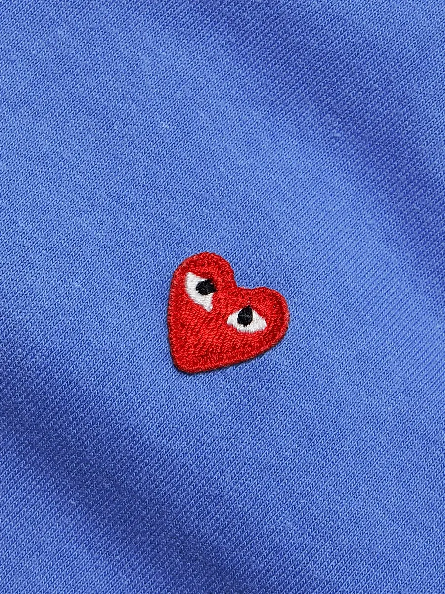 Comme des Garçons PLAY Men Small Heart Crewneck T-Shirt | Thumbnail 7 Comme des Garçons PLAY Men Small Heart Crewneck T-Shirt | Thumbnail 7
