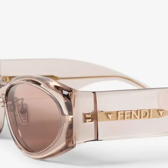 Fendi Graphic volumes and sculptural lines bring star status | Thumbnail 3