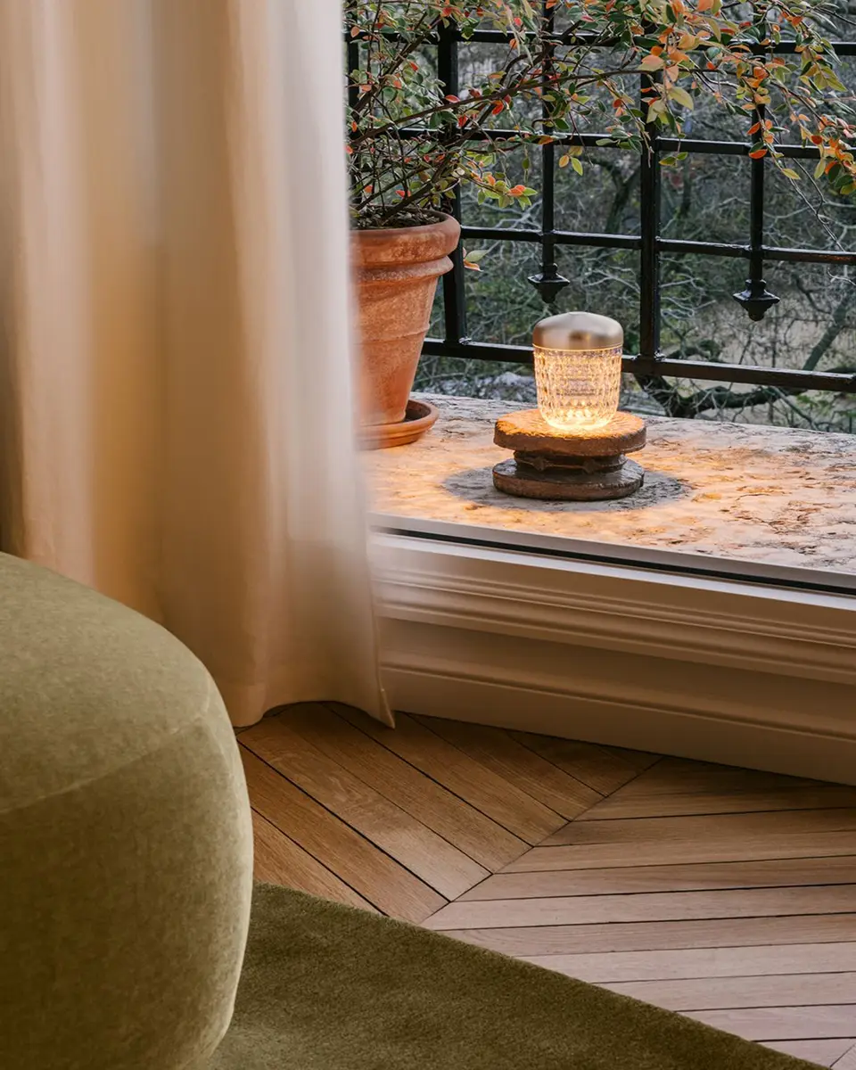 Saint Louis Crystal Folia Mini Portable Lamp | Thumbnail 3 Saint Louis Crystal Folia Mini Portable Lamp | Thumbnail 3