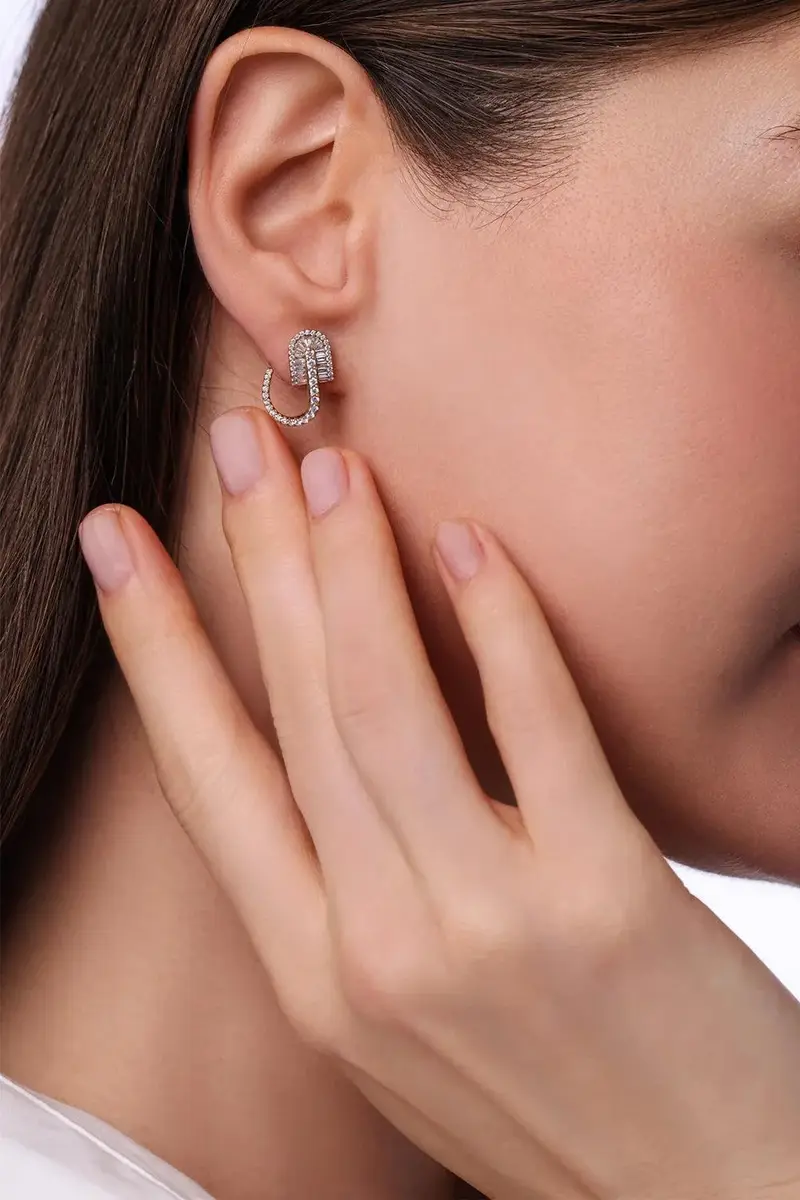 U LOS ANGELES Diamond Baguette U Huggie Hoop Earrings | Thumbnail 3 U LOS ANGELES Diamond Baguette U Huggie Hoop Earrings | Thumbnail 3