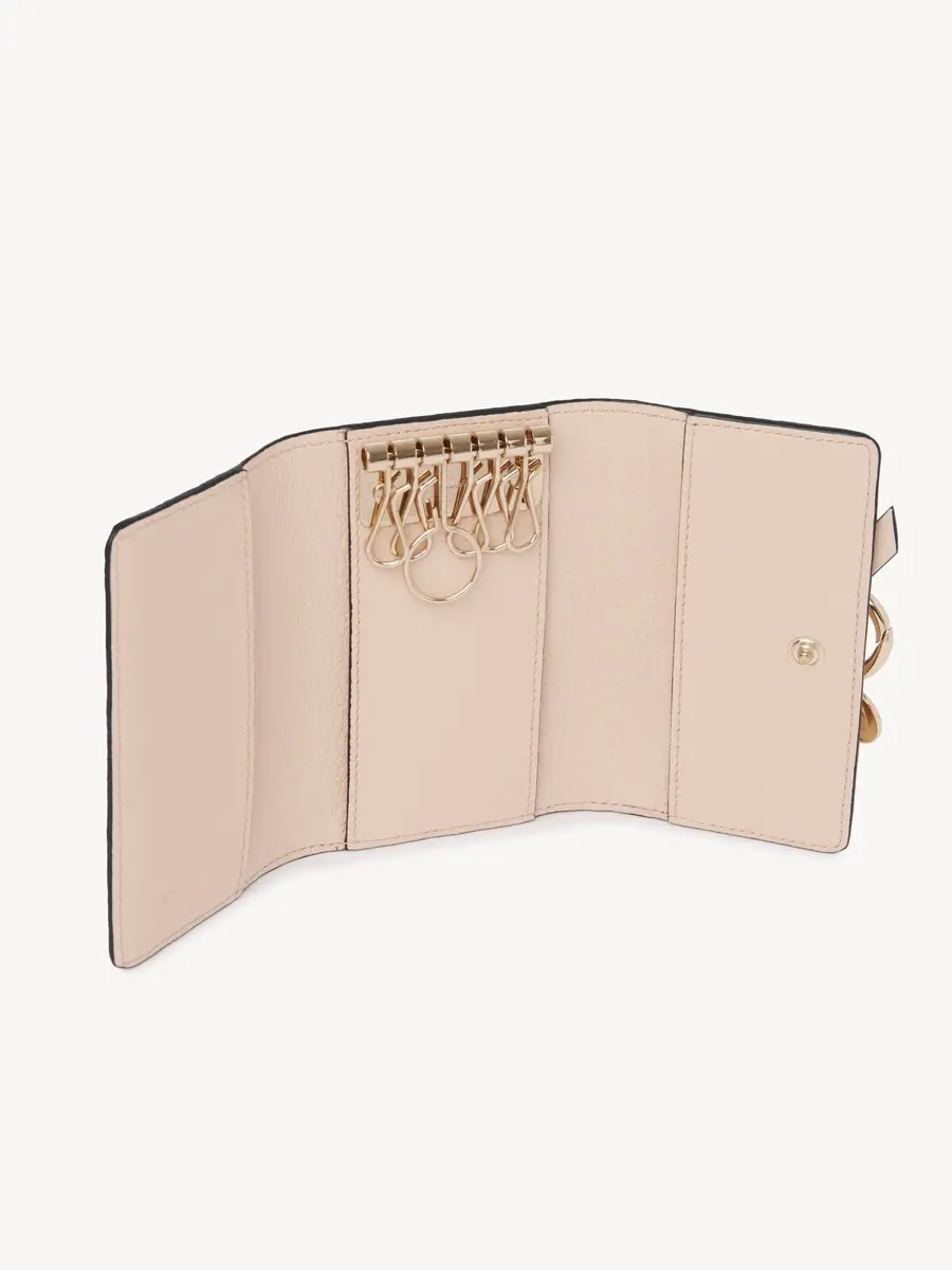 Chloé Alphabet key case in grained leather | Thumbnail 6 Chloé Alphabet key case in grained leather | Thumbnail 6