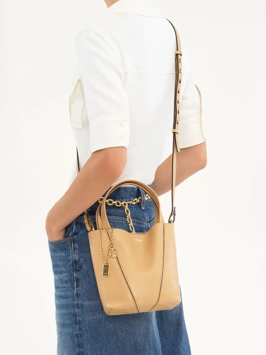 Chloé Small Chloé Spin tote bag in grained leather | Thumbnail 4