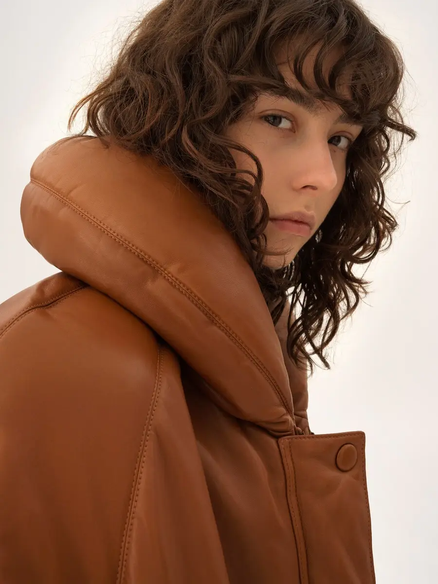 Chloé Long puffer coat in leather | Thumbnail 7