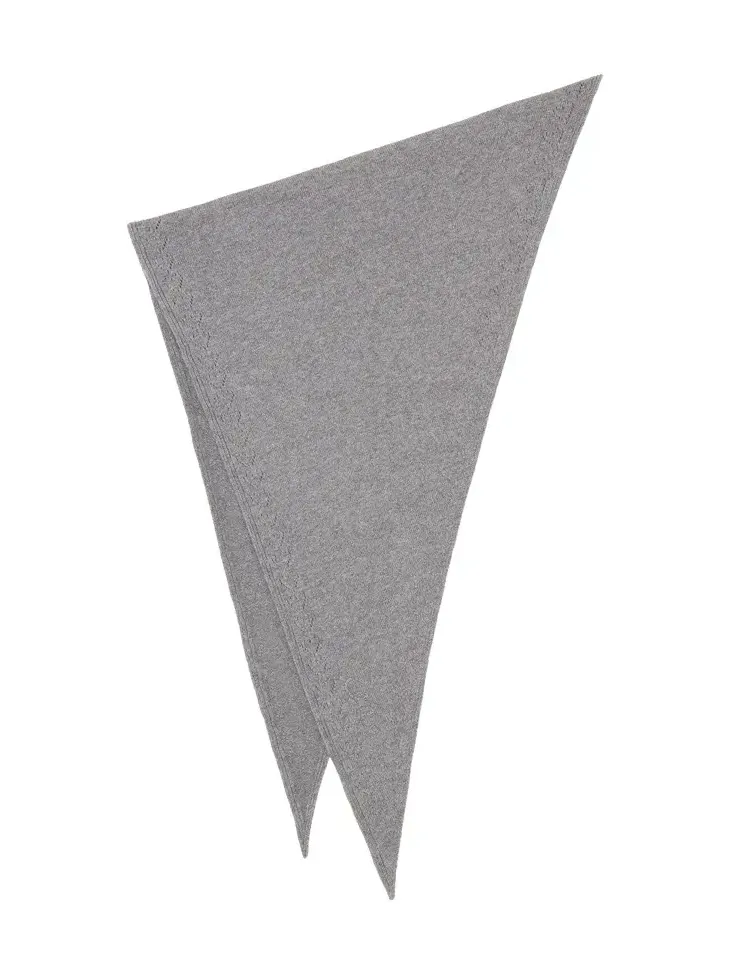 The Chloé Iconic triangular scarf in wool The Chloé Iconic triangular scarf in wool