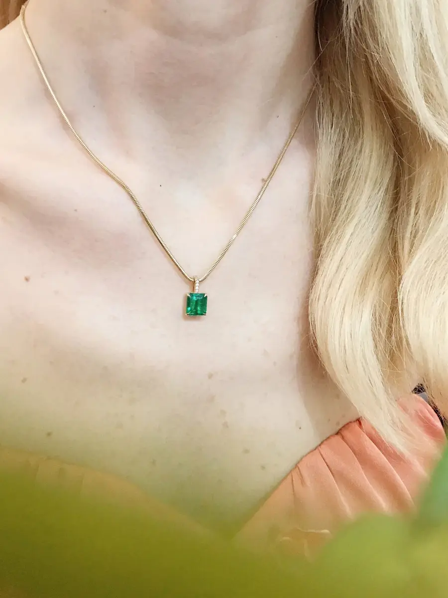 YI COLLECTION Emerald and Diamond Supreme Bar Necklace | Thumbnail 3 YI COLLECTION Emerald and Diamond Supreme Bar Necklace | Thumbnail 3