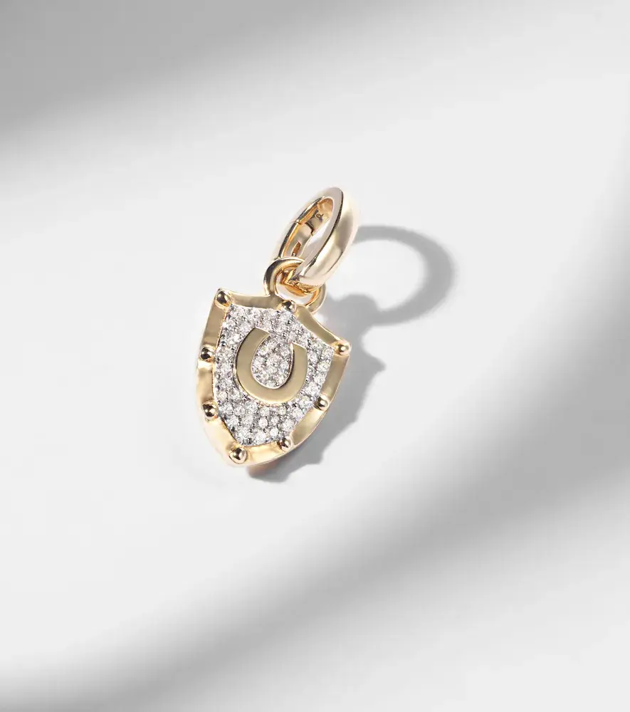 Foundrae Protection Horseshoe Crest Miniature 18kt gold pendant with diamonds | Thumbnail 5