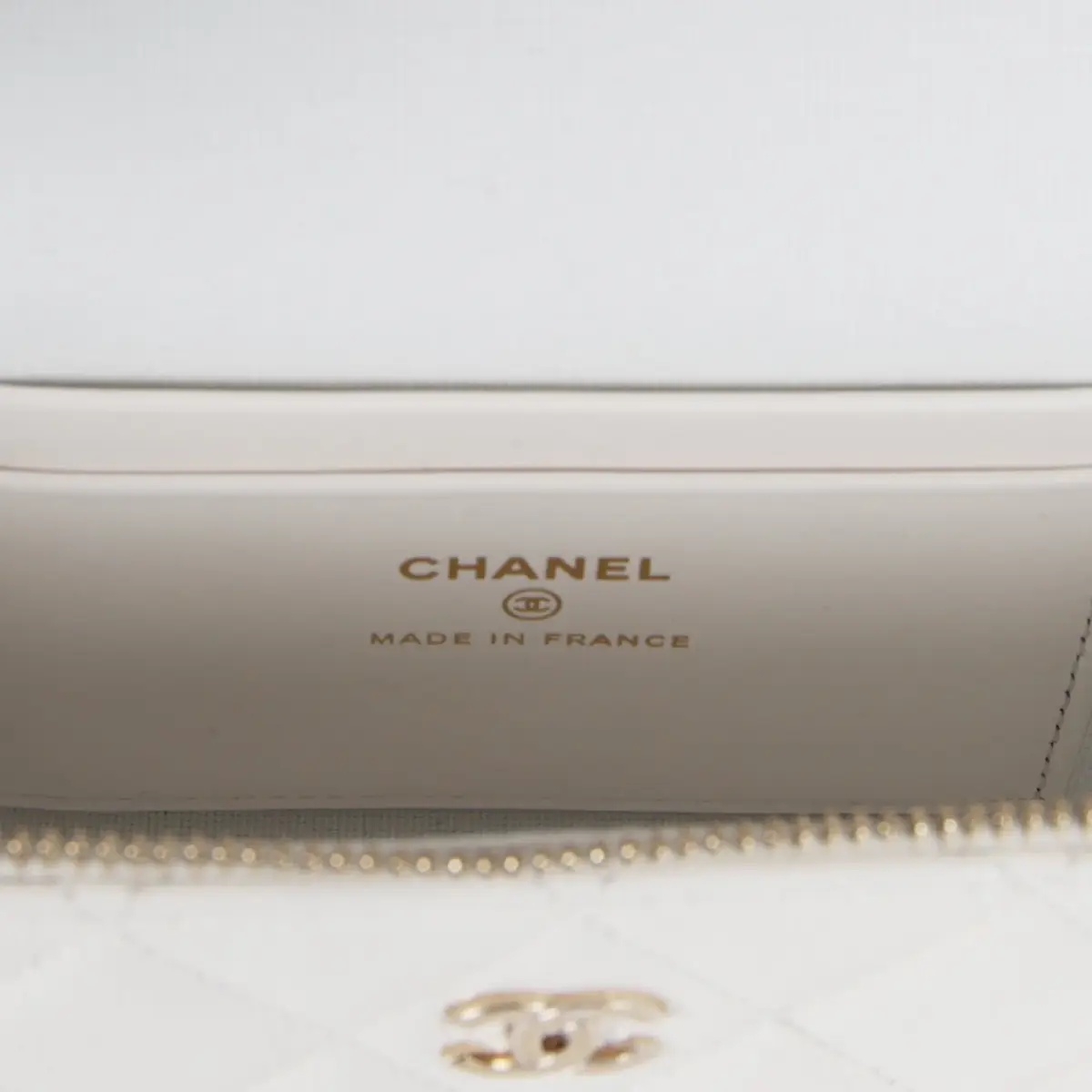 Chanel Chanel Top Handle Long Vanity Case with Chain White Shiny Caviar Light Gold Hardware | Thumbnail 9 Chanel Chanel Top Handle Long Vanity Case with Chain White Shiny Caviar Light Gold Hardware | Thumbnail 9