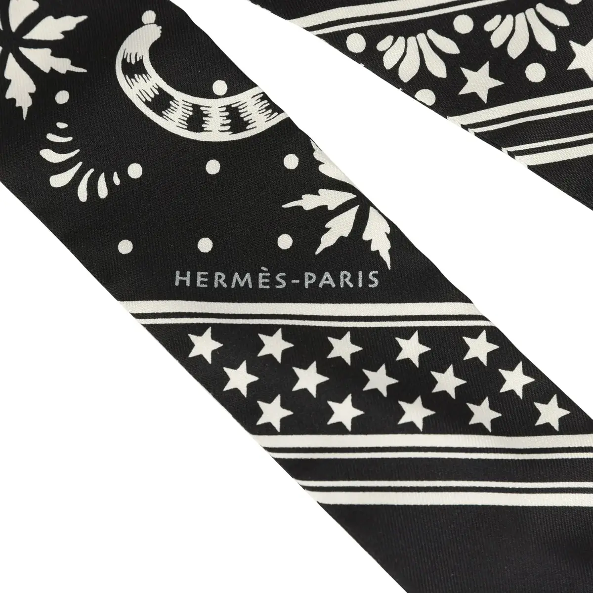 HERMÈS Hermes "Les Leopards" Black, White Silk | Thumbnail 3 HERMÈS Hermes "Les Leopards" Black, White Silk | Thumbnail 3