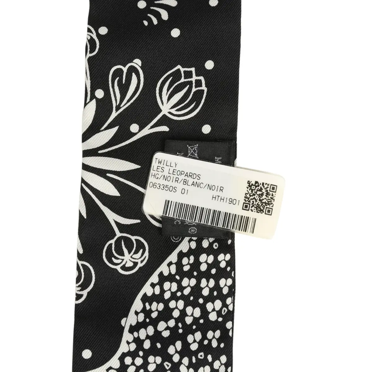 HERMÈS Hermes "Les Leopards" Black, White Silk | Thumbnail 4 HERMÈS Hermes "Les Leopards" Black, White Silk | Thumbnail 4
