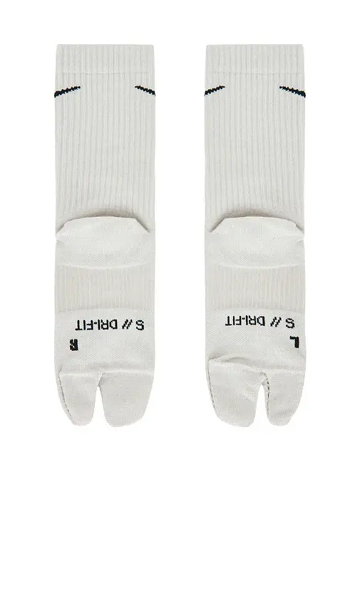 Nike Everyday Plus Lightweight Crew Tabi Sock | Thumbnail 2 Nike Everyday Plus Lightweight Crew Tabi Sock | Thumbnail 2