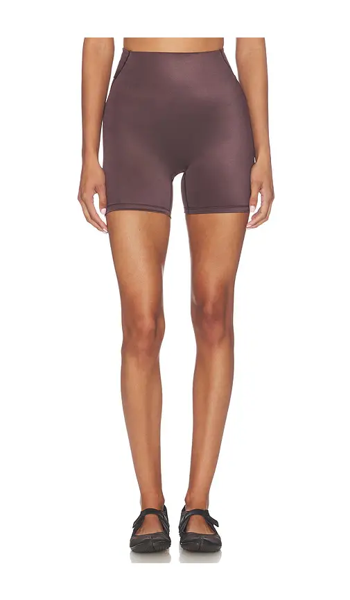 NikeSKIMS Shine Bonded Waist 5 Inch Short | Image 1 NikeSKIMS Shine Bonded Waist 5 Inch Short | Image 1