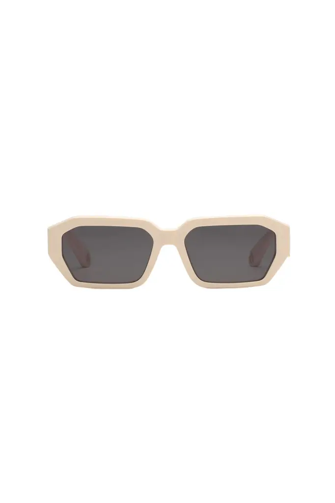 Sunglasses with wide rectangular front and fangs Sunglasses with wide rectangular front and fangs