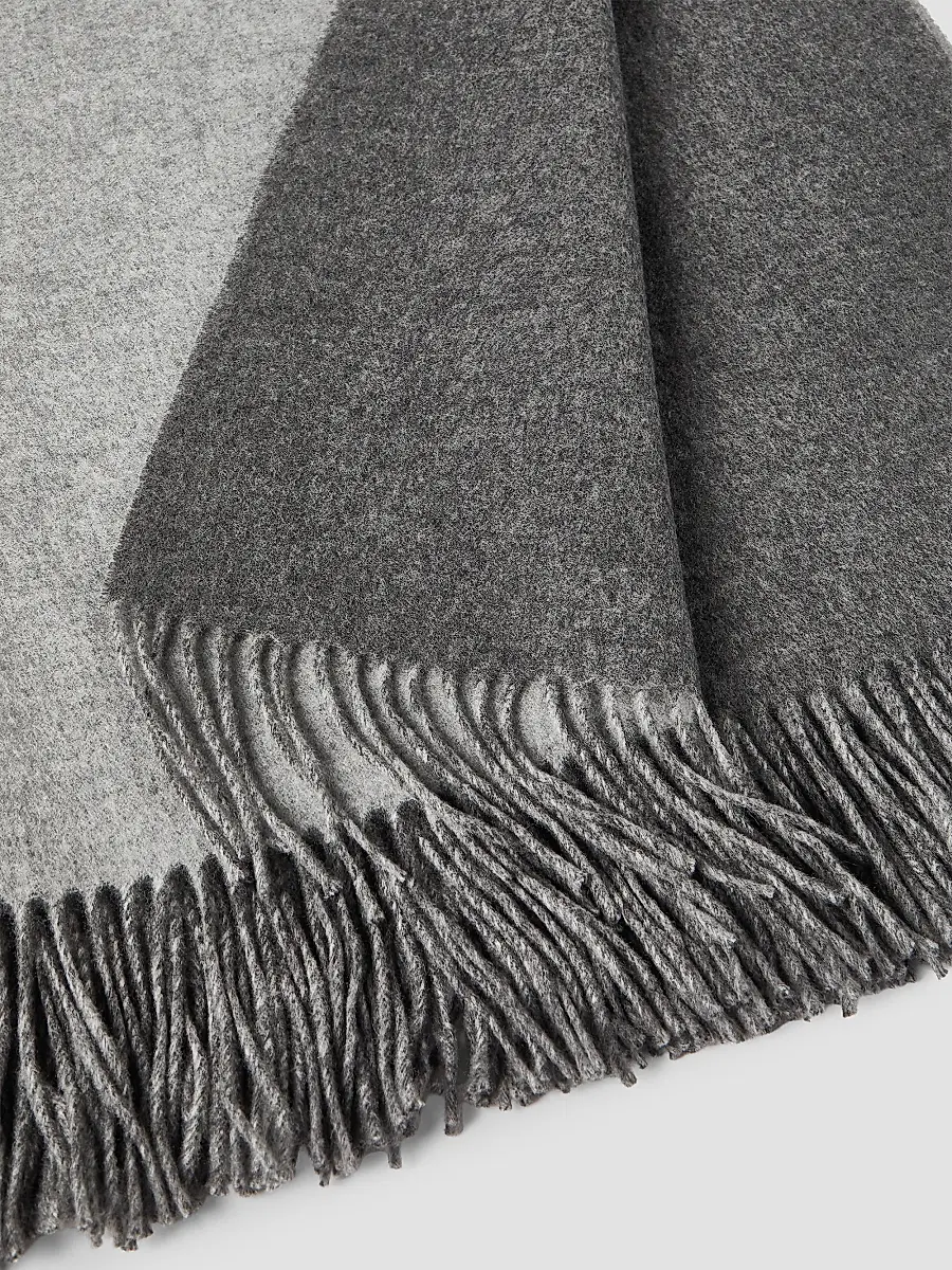 Brunello Cucinelli Two-Tone Cashmere Double Cloth Lightweight Throw | Thumbnail 3 Brunello Cucinelli Two-Tone Cashmere Double Cloth Lightweight Throw | Thumbnail 3