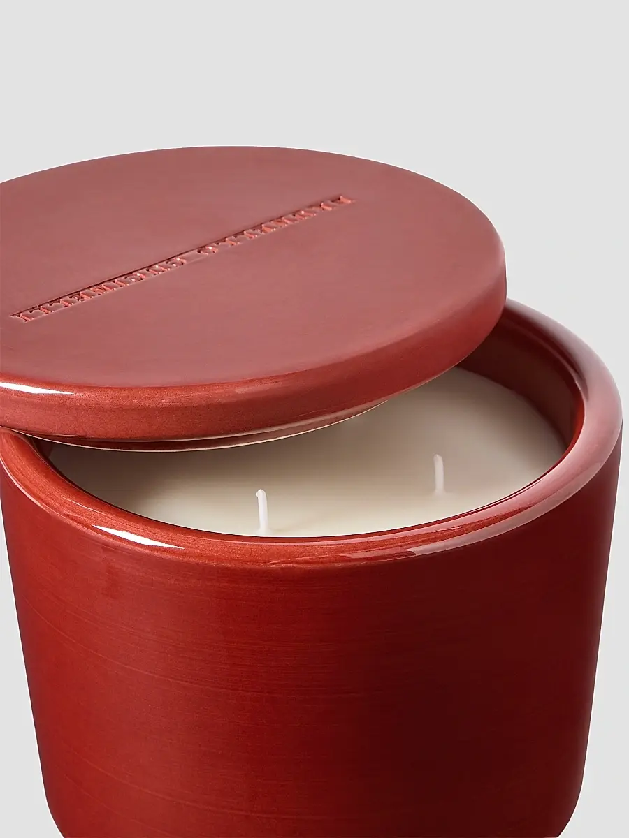 Brunello Cucinelli Maxi Scented Candle in Craquelé Ceramic Vessel with Lid - Firebrick | Thumbnail 3 Brunello Cucinelli Maxi Scented Candle in Craquelé Ceramic Vessel with Lid - Firebrick | Thumbnail 3