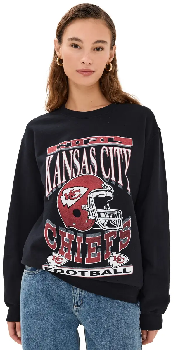 Junk Food Chiefs Helmet Crew Sweatshirt Black S | Image 1 Junk Food Chiefs Helmet Crew Sweatshirt Black S | Image 1