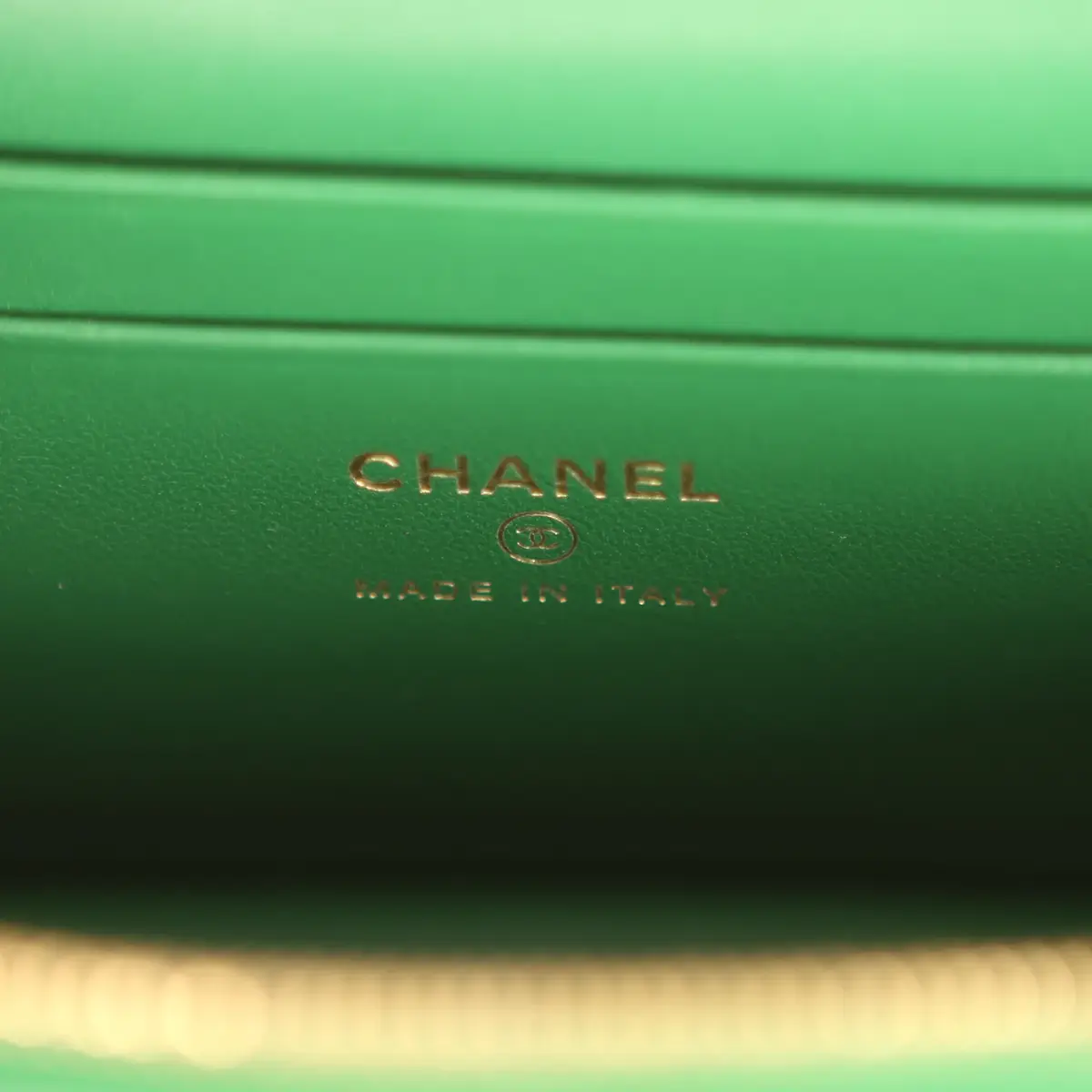 Chanel Chanel Top Handle Long Vanity Case with Chain Green Croc Embossed Calfskin Gold Hardware | Thumbnail 9 Chanel Chanel Top Handle Long Vanity Case with Chain Green Croc Embossed Calfskin Gold Hardware | Thumbnail 9