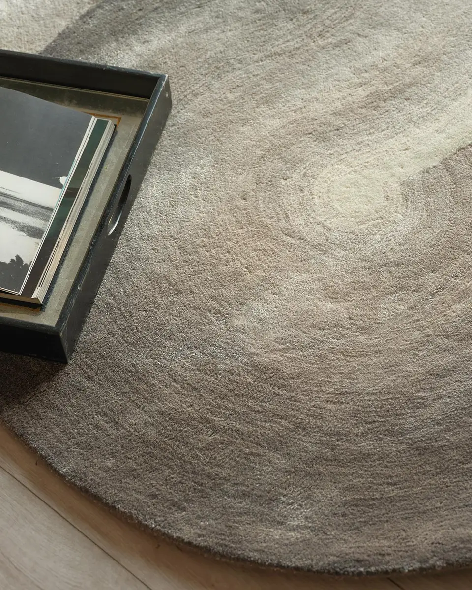 Exquisite Rugs Mitomo Hand-Tufted Charcoal & Ivory Shaped Rug | Thumbnail 4 Exquisite Rugs Mitomo Hand-Tufted Charcoal & Ivory Shaped Rug | Thumbnail 4
