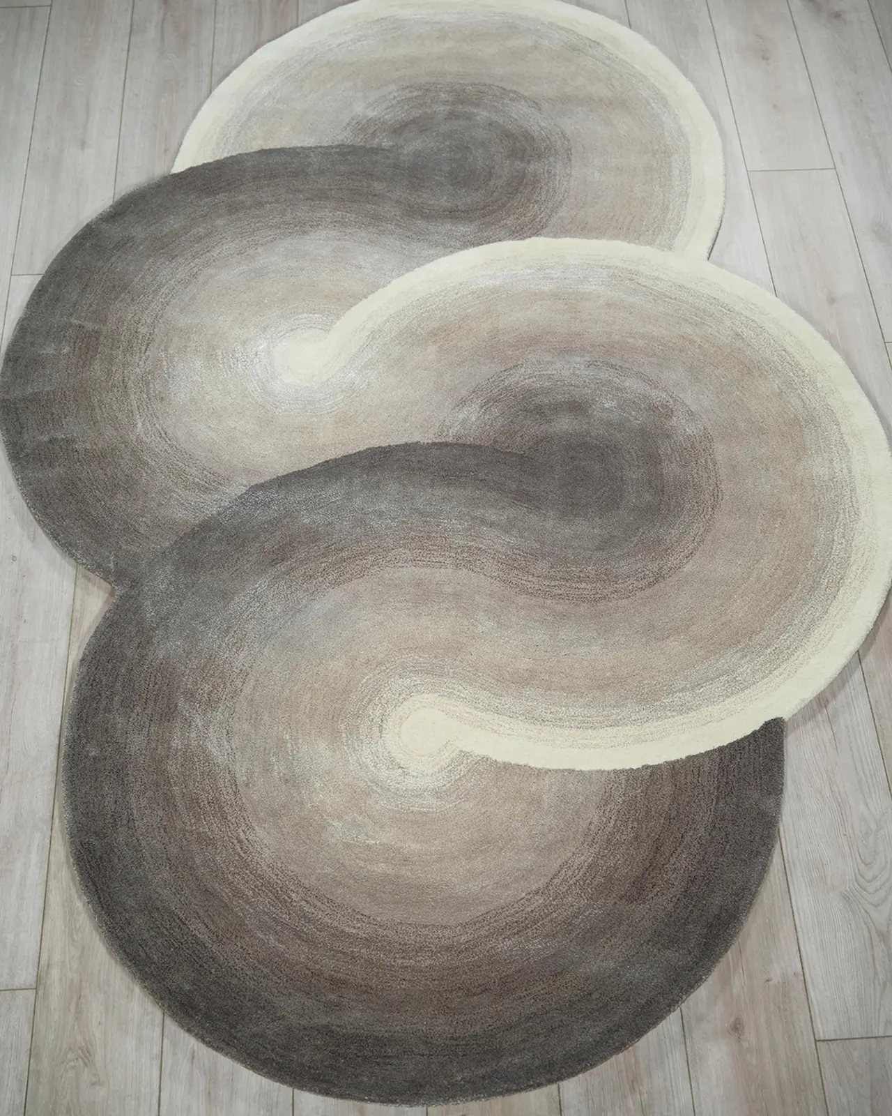 Exquisite Rugs Mitomo Hand-Tufted Charcoal & Ivory Shaped Rug