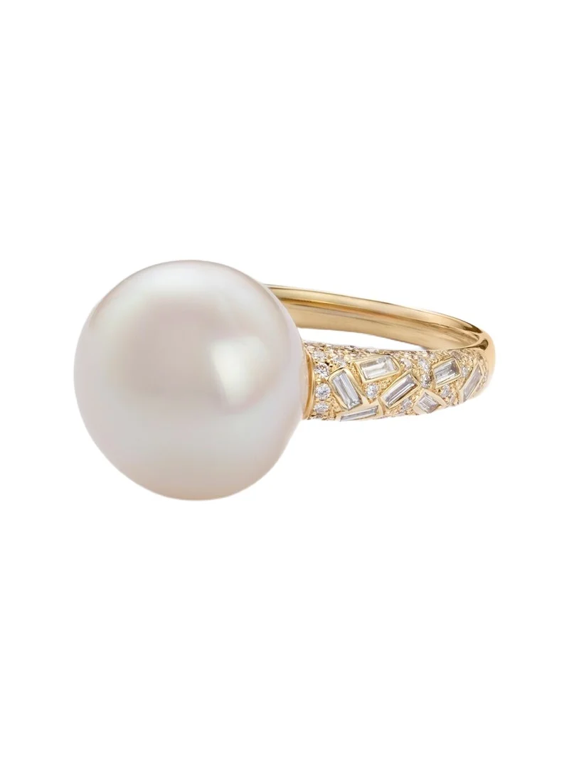 18kt gold ring with pearl and diamonds 18kt gold ring with pearl and diamonds