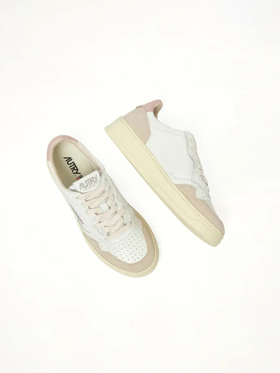 Autry Medalist Low Sneakers in White/powder | Thumbnail 4