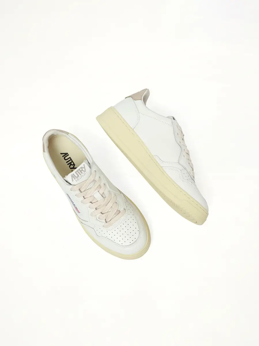 Autry Medalist Low Sneakers in White/gold | Thumbnail 2 Autry Medalist Low Sneakers in White/gold | Thumbnail 2
