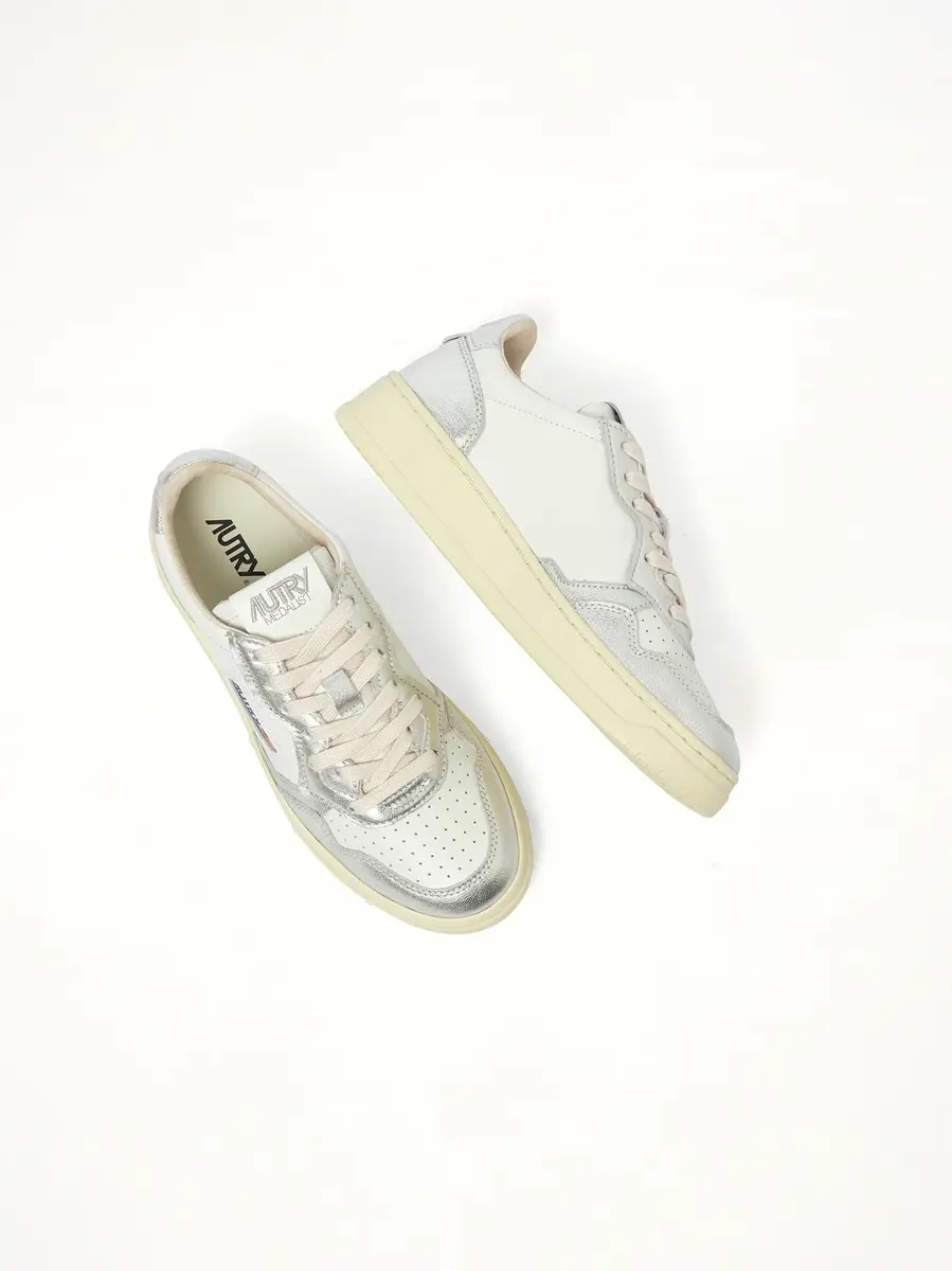 Autry Medalist Low Bicolour Sneakers in White/silver | Thumbnail 2