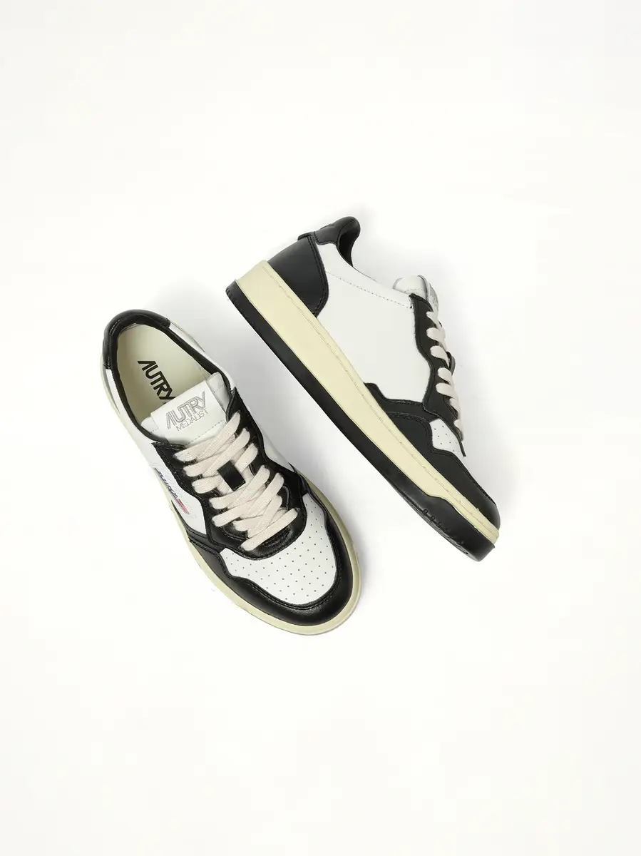 Autry Medalist Low Bicolour Sneakers in White/black | Thumbnail 2