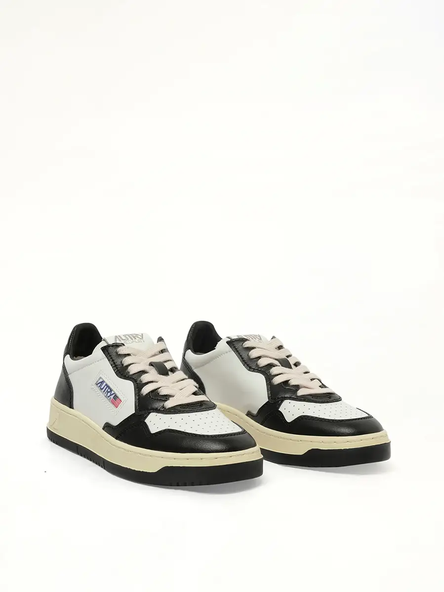 Autry Medalist Low Bicolour Sneakers in White/black | Thumbnail 3