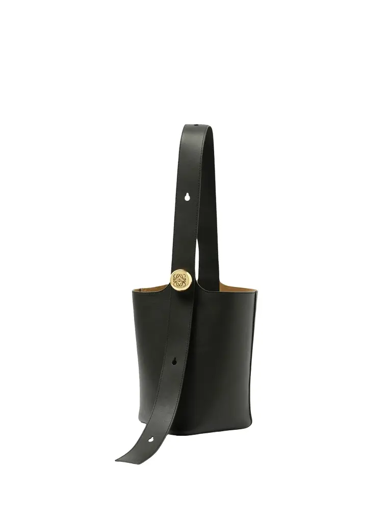 Loewe Pebble Bucket Medium | Image 1 Loewe Pebble Bucket Medium | Image 1