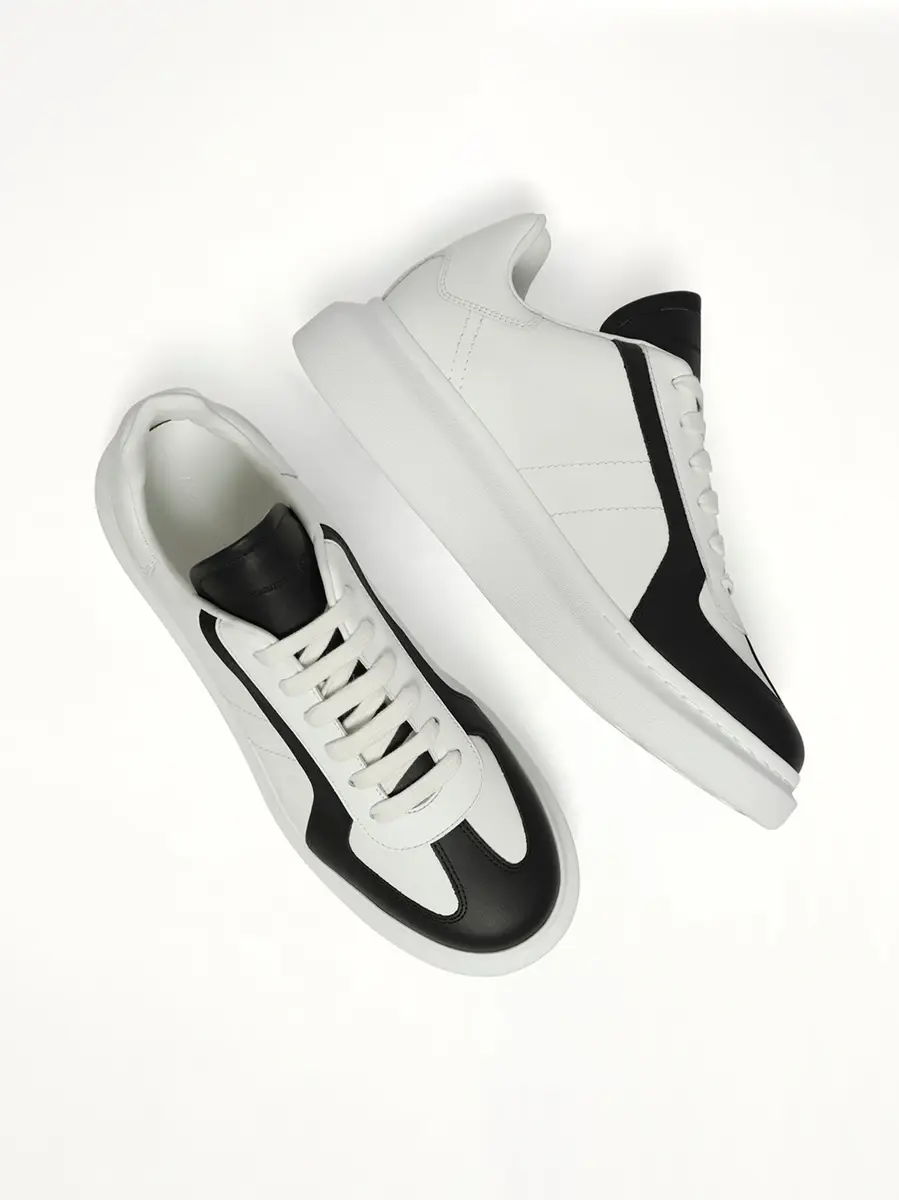 Alexander McQueen Larry Oversized Sneaker in White/black | Thumbnail 4 Alexander McQueen Larry Oversized Sneaker in White/black | Thumbnail 4