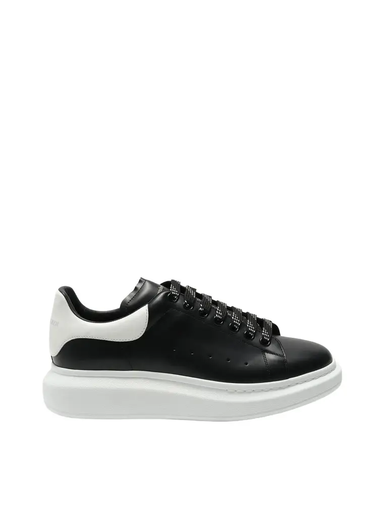 Alexander McQueen Larry Oversized Sneaker in Black/white