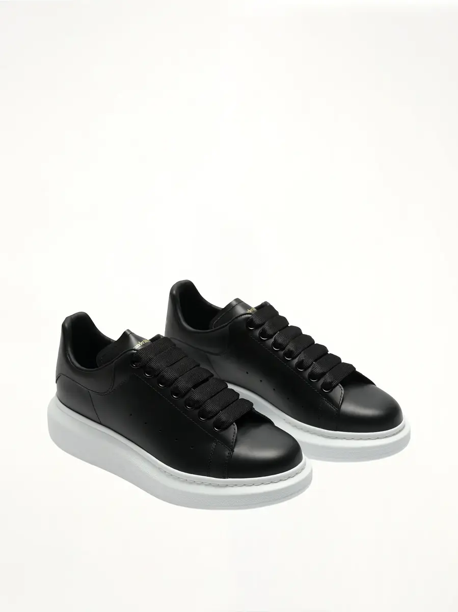 Alexander McQueen Larry Oversized Sneakers in Black/white | Thumbnail 3 Alexander McQueen Larry Oversized Sneakers in Black/white | Thumbnail 3