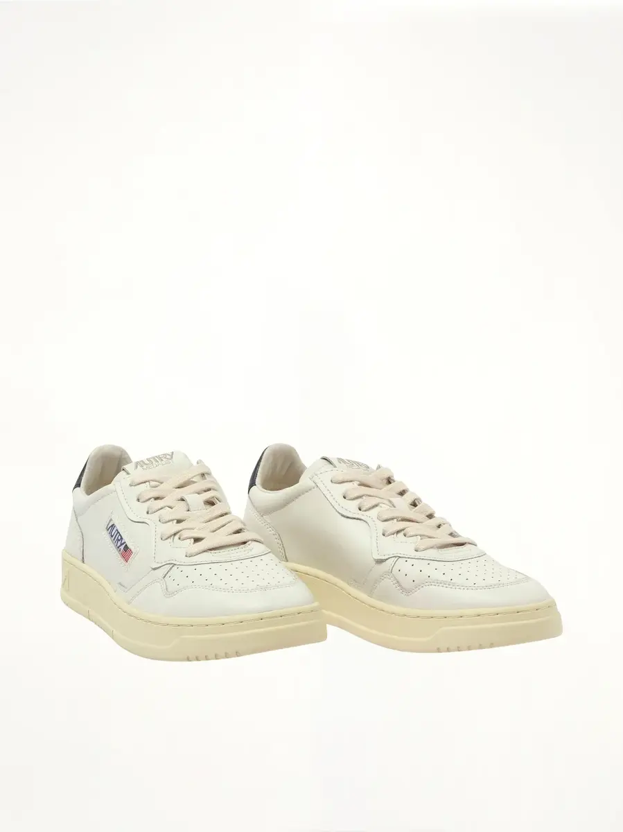 Autry Medalist Low Sneakers in White/space | Thumbnail 3