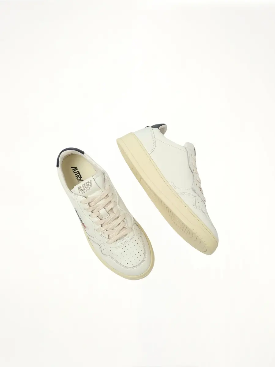 Autry Medalist Low Sneakers in White/space | Thumbnail 4