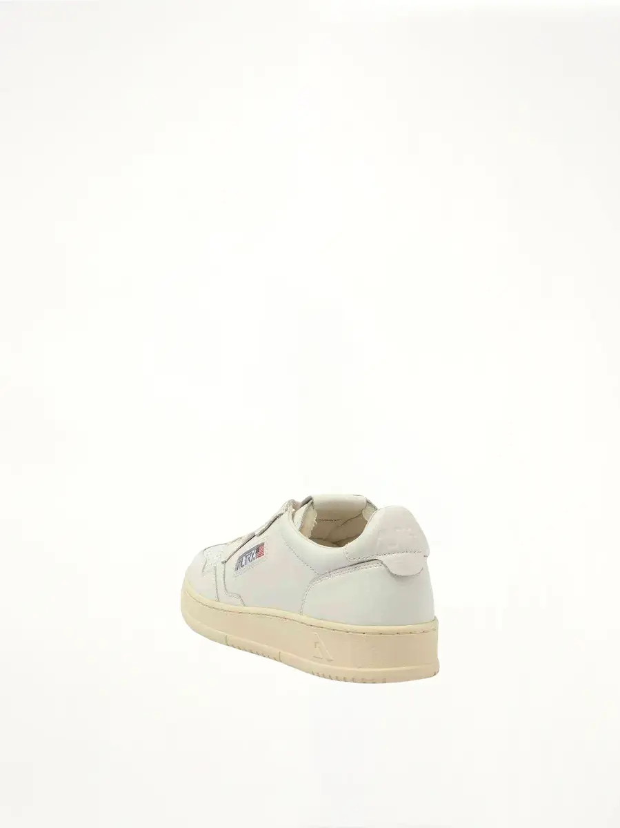 Autry Medalist Low Sneakers in White/white | Thumbnail 2 Autry Medalist Low Sneakers in White/white | Thumbnail 2